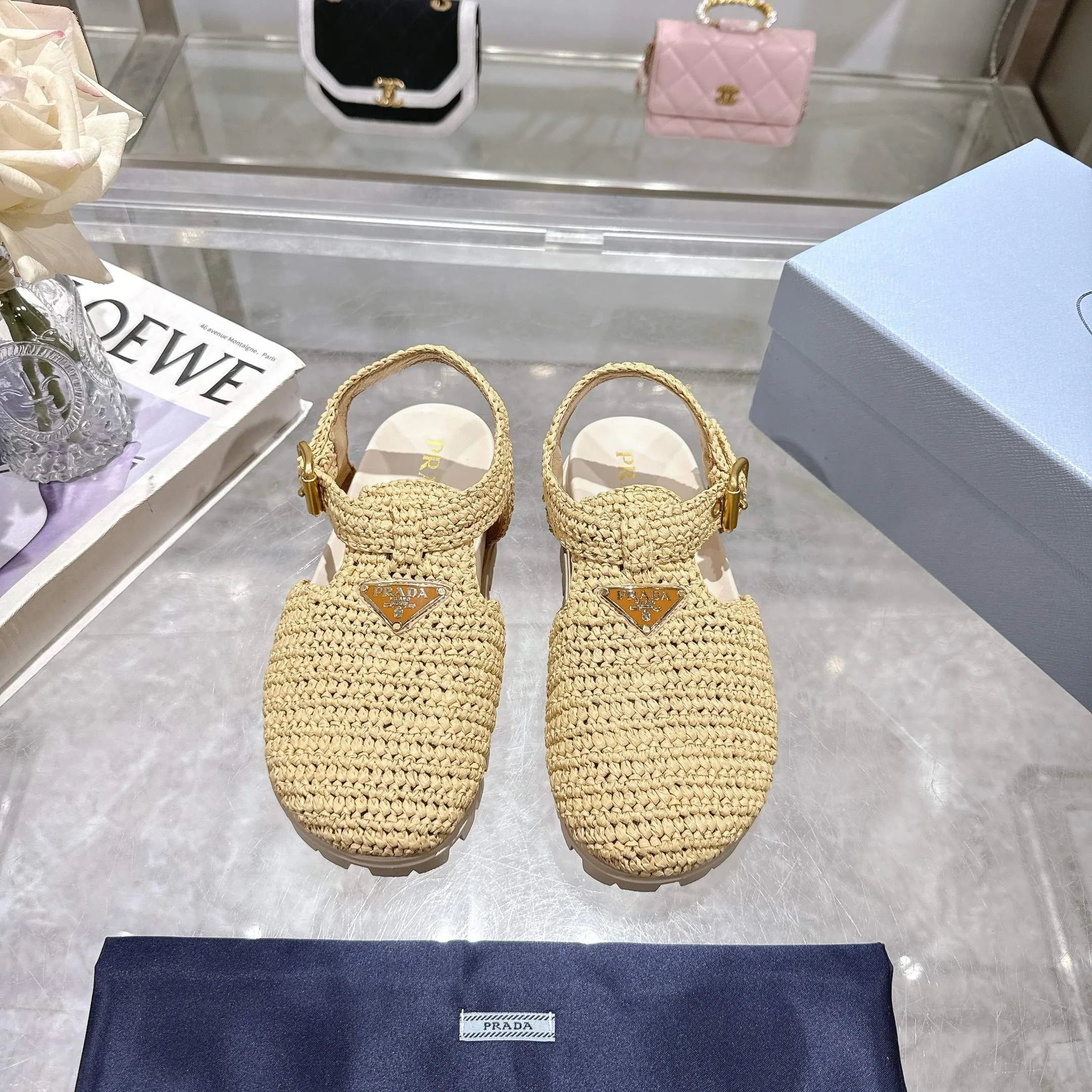👟👟Ex-factory price 520👟👟 Original environmentally friendly PP paper material, high version Prada Prada's latest pig cage shoes Roman woven flat rubber sandals latest environmentally friendly ♻️PP material high price Fully handmade crochet Just like knitting sweaters, slow workmanship Retro fashionable and avant-garde thick soles with rubber uppers, retro wood grain to meet the various choices of fashionable people of different styles! The iconic metal triangle logo is paired with the shape of ancient beach sandals. Every design element is fashionable! Code number 35-40